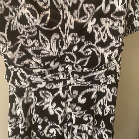 JNY black & white mid sleeve sheath dress. In new like condition. Stylish girl! - Picture 7 of 9